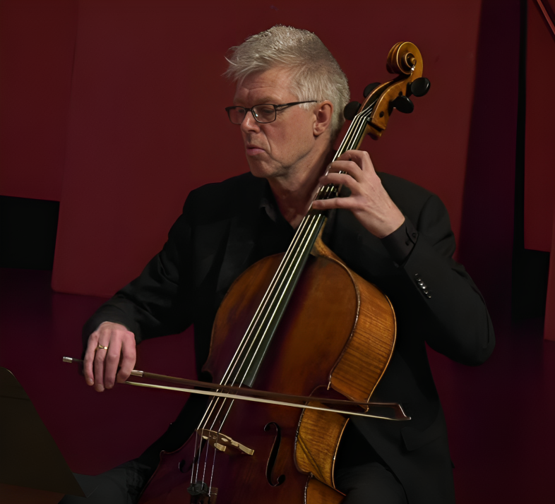 Lars Gahnsby spelar cello